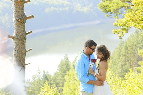 Belo casal nupcial abraçando na natureza — Fotografia de Stock