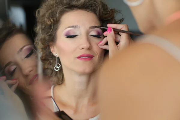 Pięknej narzeczonej coraz profesjonalny makijaż — Zdjęcie stockowe