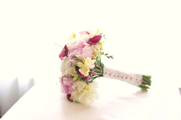 Bellissimo bouquet da sposa su sfondo isolato — Foto Stock