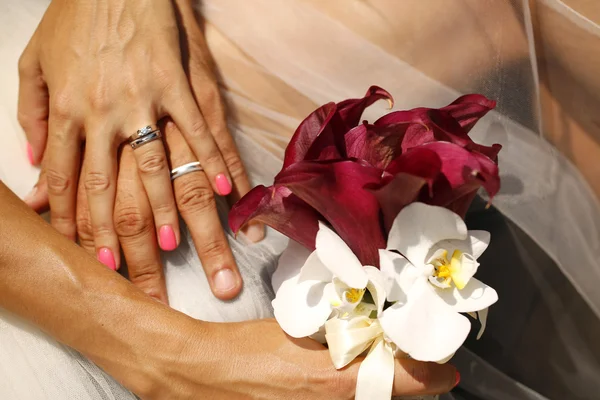 Hände von Braut und Bräutigam mit Strauß — Stockfoto