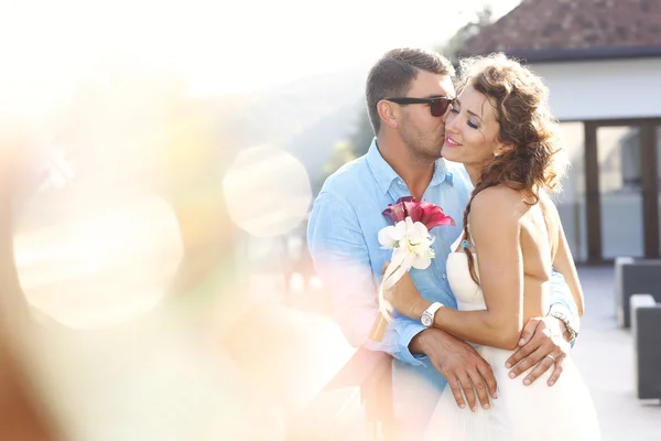 Braut und Bräutigam umarmen sich am See — Stockfoto