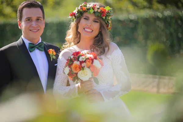 Linda noiva e noivo sorrindo fora no dia do casamento — Fotografia de Stock