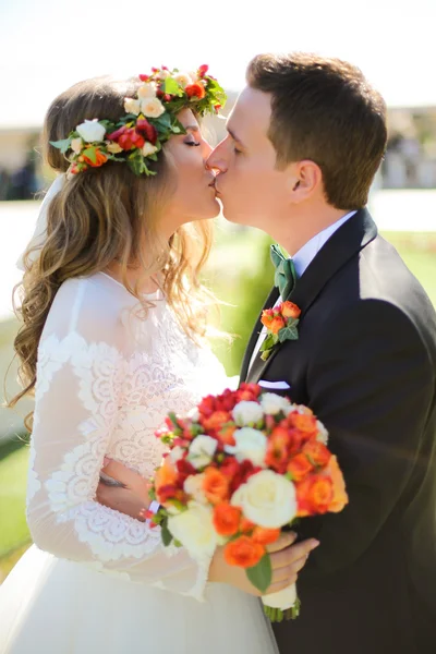 Όμορφη νύφη και γαμπρός φιλάει εκτός — Φωτογραφία Αρχείου