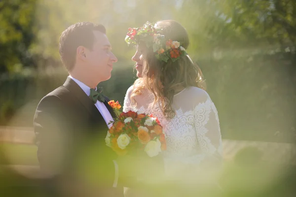 Preciosos novios sonriendo afuera — Foto de Stock