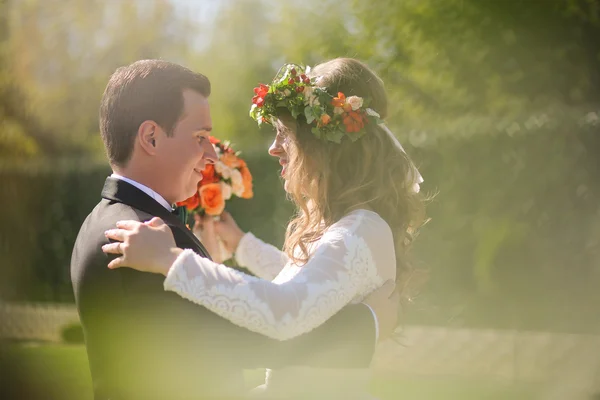 Krásná nevěsta a ženich, usmíval se mimo — Stock fotografie