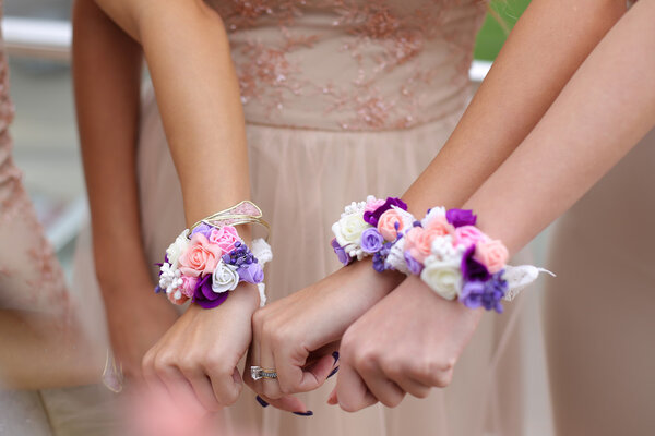 Детали рук невесты и подружки невесты
