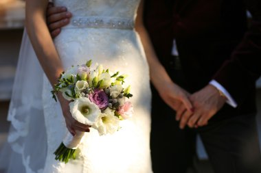 Güzel damat ve gelin dışında holding