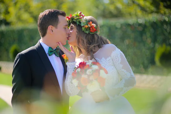 Precioso novia y novio besándose fuera — Foto de Stock