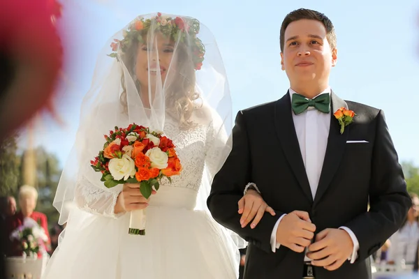 Szép menyasszony és a vőlegény mosolyogva kívül az esküvő napján — Stock Fotó