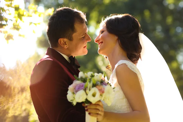 Mooie bruidegom en bruid buiten bedrijf — Stockfoto