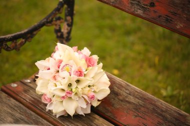 beyaz ve pembe düğün buketi