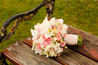 beyaz ve pembe düğün buketi