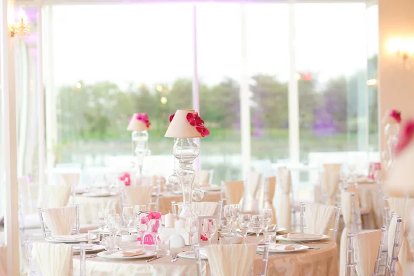 Mesa de boda decorada — Foto de Stock