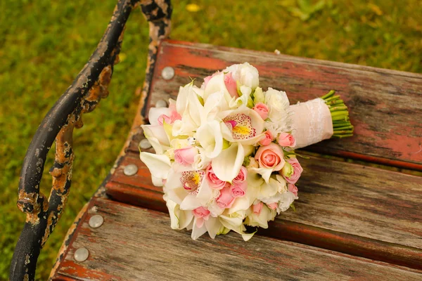 Bouquet da sposa bianco e rosa — Foto Stock