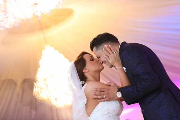 Vőlegény és menyasszony csók — Stock Fotó