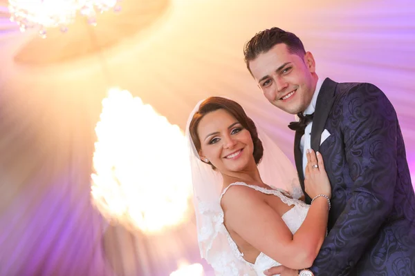 Bride and groom on their wedding day — Stock Photo, Image