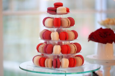 geleneksel Fransız renkli macarons cam pastası wh üzerinde durmak