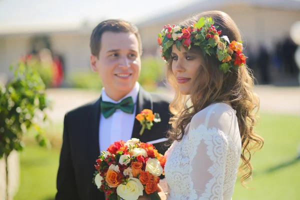 Linda noiva e noivo sorrindo fora no dia do casamento — Fotografia de Stock