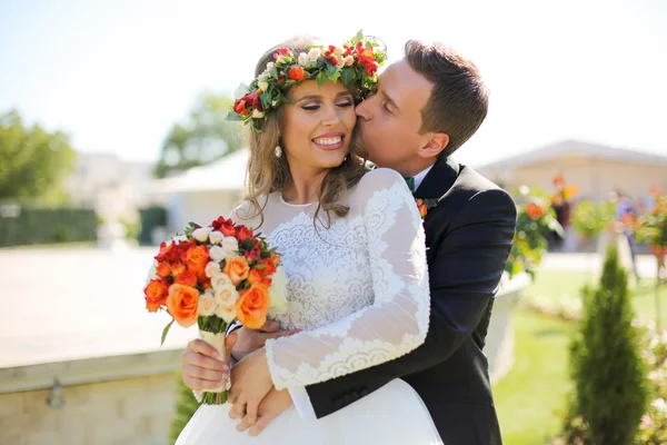Schöne Braut und Bräutigam küssen sich draußen — Stockfoto