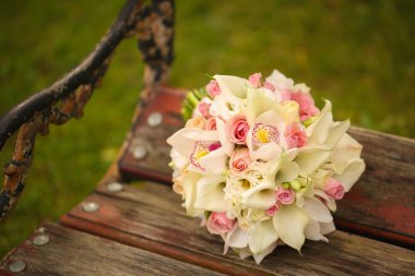 beyaz ve pembe düğün buketi