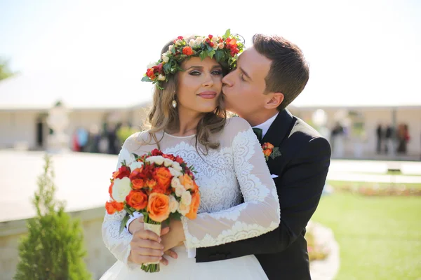 Schöne Braut und Bräutigam küssen sich draußen — Stockfoto