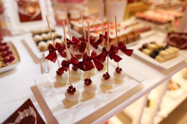 bir tabağa kek çıkar