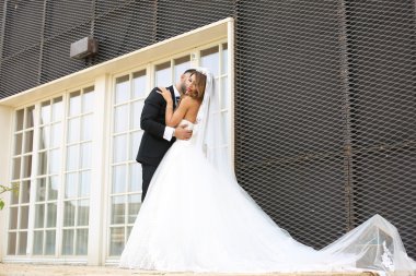 Güzel gelin ve damat, birbirlerine dışında holding