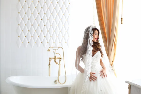 Menyasszony fehér fürdőszoba — Stock Fotó
