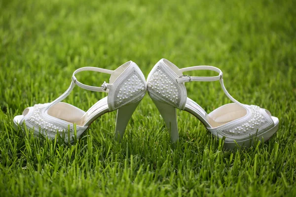 Le scarpe da sposa bianche della sposa — Foto Stock