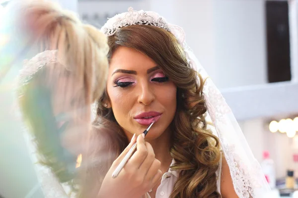 Mariée maquillage sur pour son mariage — Photo