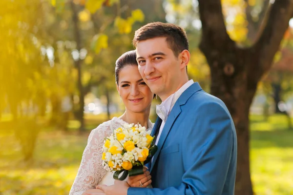 Bräutigam und Braut posieren im Park — Stockfoto