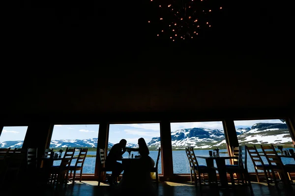 Siluetas de novia y novio en un restaurante cerca del mar — Foto de Stock