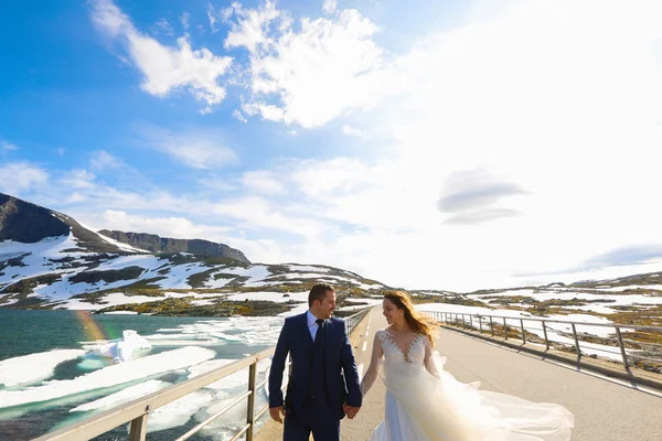 Novia y novio caminando por las montañas —  Fotos de Stock