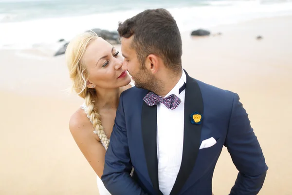 Mariée et marié posant sur la plage — Photo