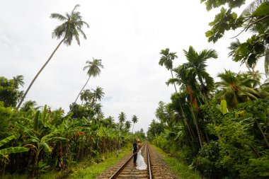 Gelin ve damat demiryoluna yürüyüş