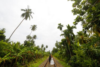 Gelin ve damat demiryoluna yürüyüş