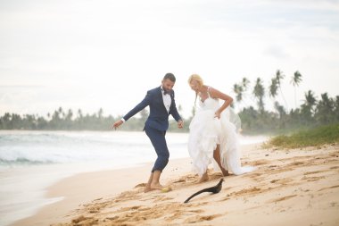 Gelin ve damat kumsalda oynarken