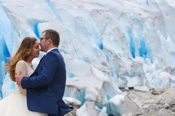 Damat gelini buzul yakınındaki öpüşme — Stok fotoğraf