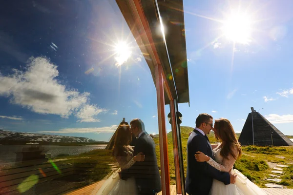 Gelin ve damat güneşli bir günde açık poz — Stok fotoğraf