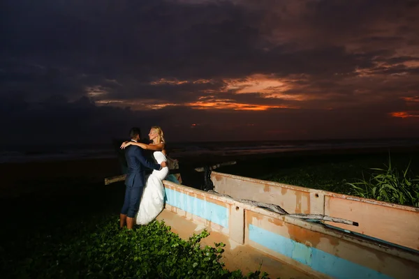 Mariée et marié posant au coucher du soleil — Photo