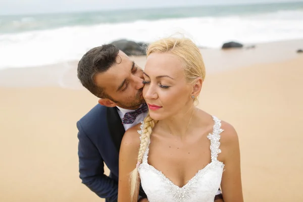 Bride and groom posing on the beach — Stock Photo, Image