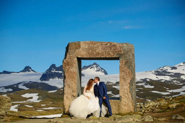 Bride and groom kissing on the mountains — Stock Photo, Image