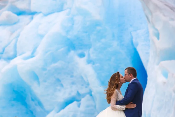 Novia y novio besándose cerca de glaciar —  Fotos de Stock