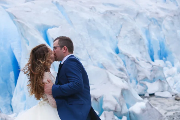 Novia y novio besándose cerca de glaciar —  Fotos de Stock