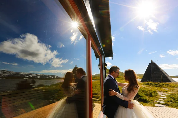 Невеста и жених позируют на открытом воздухе в солнечный день — стоковое фото
