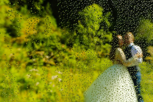 Groom i oblubienica pozowanie koryta mokre lense — Zdjęcie stockowe