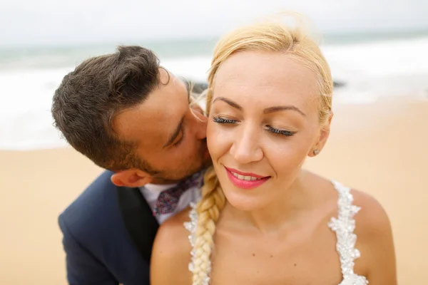 Mariée et marié posant sur la plage — Photo