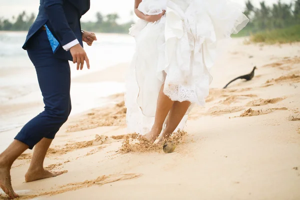 Novia y novio jugando en la playa —  Fotos de Stock