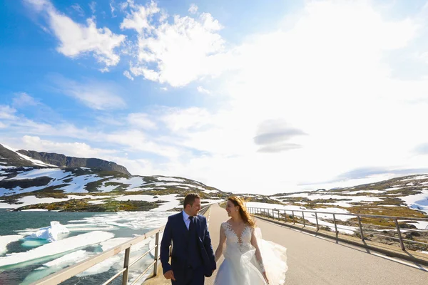 Novia y novio caminando por las montañas —  Fotos de Stock