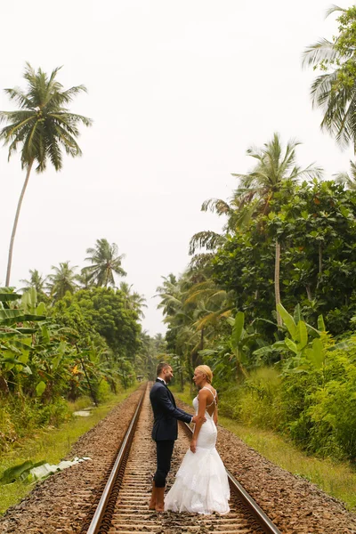 Νύφη και ο γαμπρός περπάτημα στο σιδηροδρομικό — Φωτογραφία Αρχείου